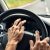 Auto ściąga podczas jazdy: co sprawdzić i jak wykluczyć najczęstsze przyczyny (opony, geometria, hamulce, zawieszenie)