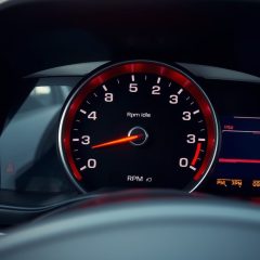 Auto gaśnie przy dojeżdżaniu do świateł – co sprawdzić (biegi jałowe, przepustnica, paliwo, LPG)