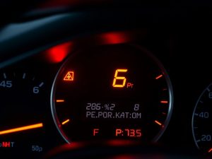 Auto traci moc i wchodzi w tryb awaryjny – co oznacza ograniczenie pracy przez ECU